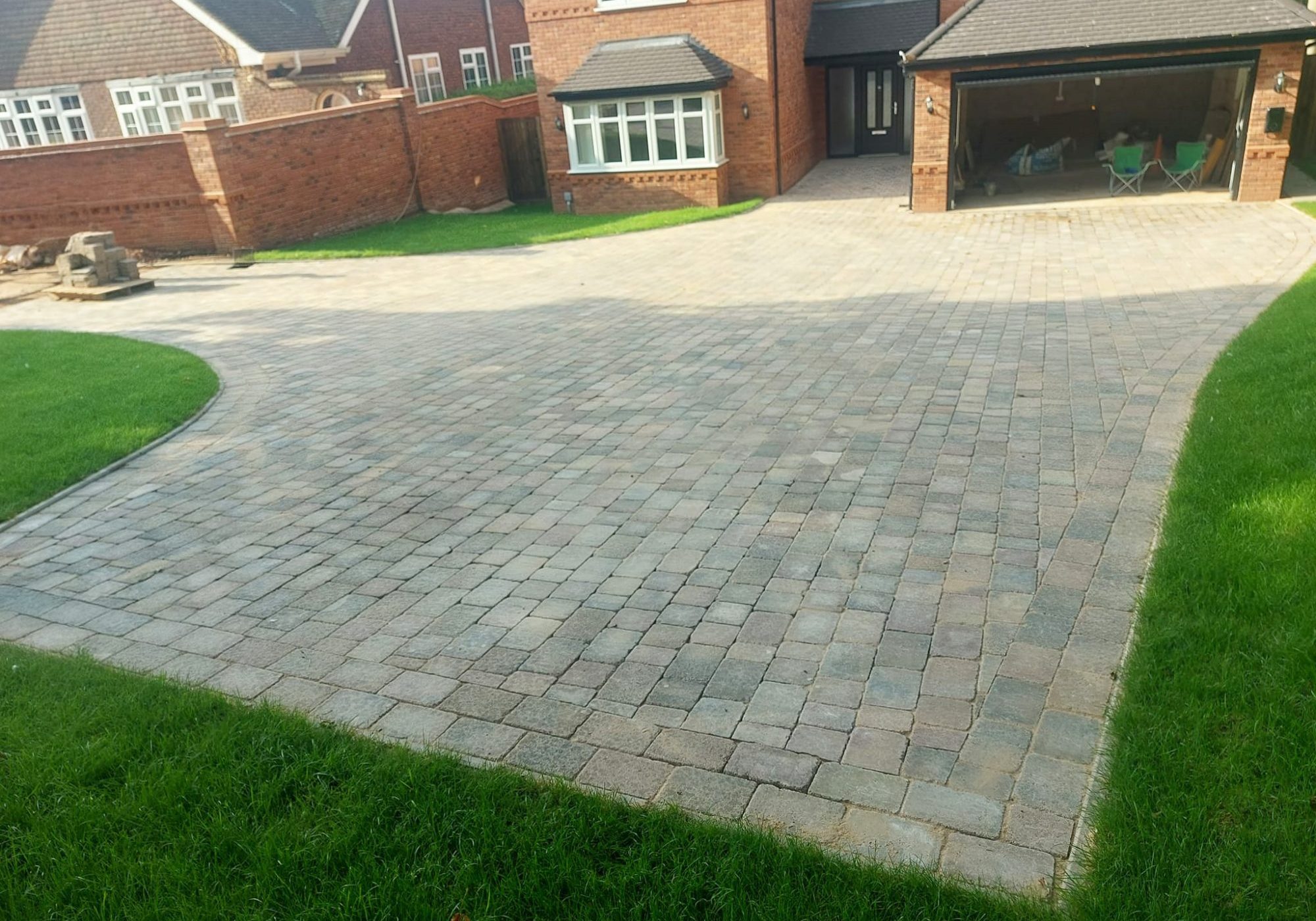 469367009_122121703388415132_1438392870877429450_n block paving laying