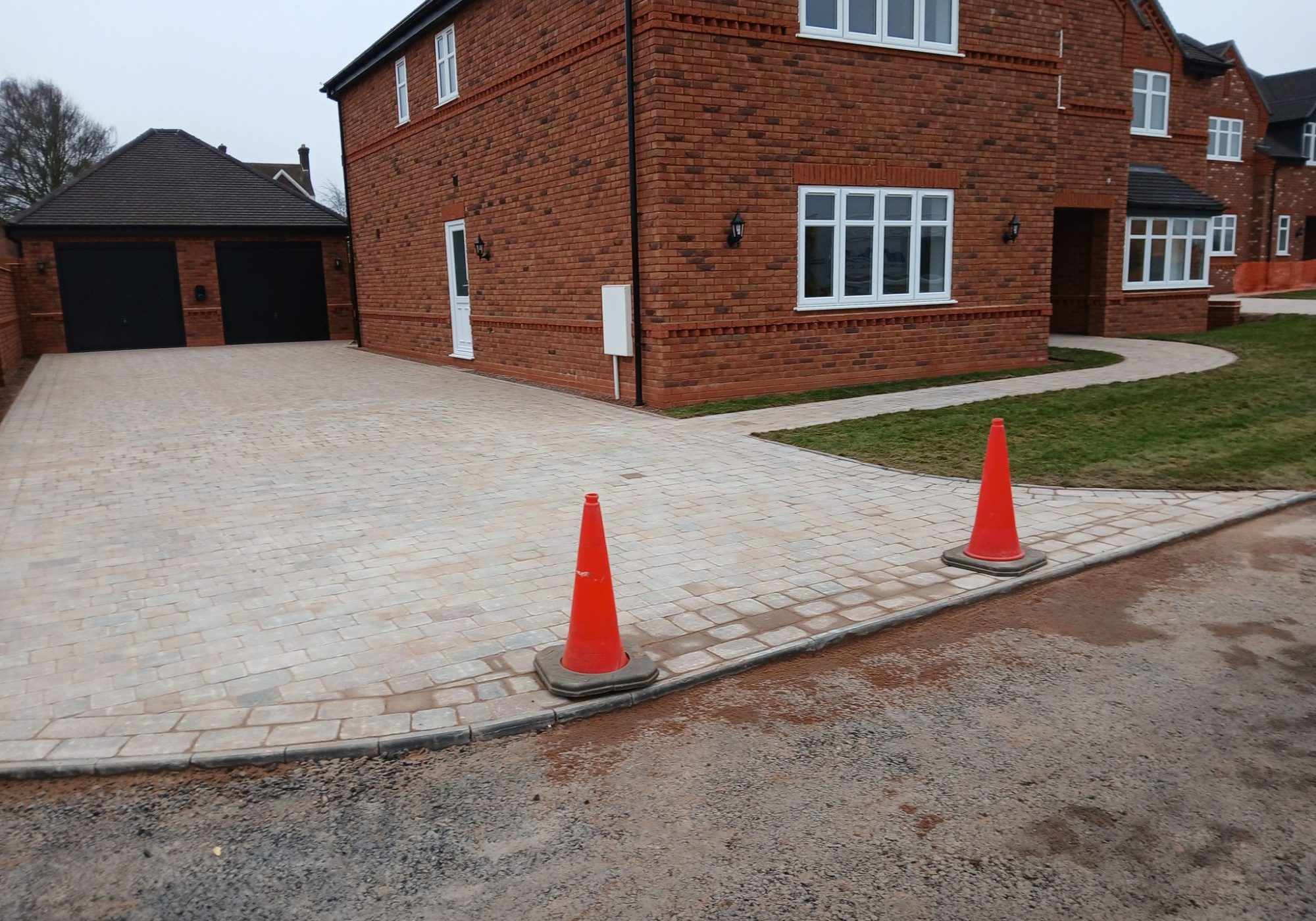 473710250_122124979994415132_2875143707395205222_n block paving laying